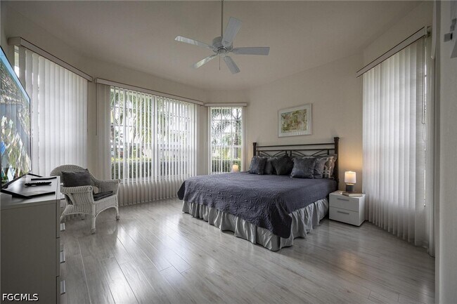 Building Photo - 4412 SW 26th Ave