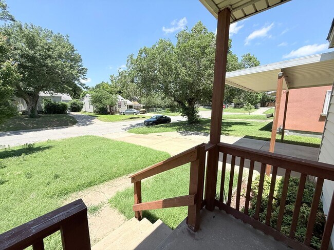 Building Photo - Adorable 3/1 Bungalow with $150 flat fee utilities