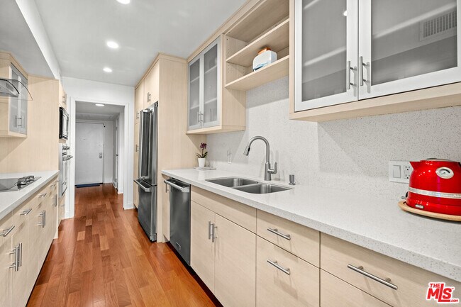 Building Photo - 851 Kings Rd