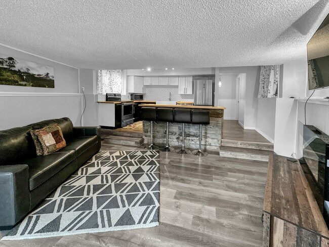 Building Photo - 2 Bedroom, 1 Bath on Peak 8! Updated unit, ground floor, great location!  Heat included!