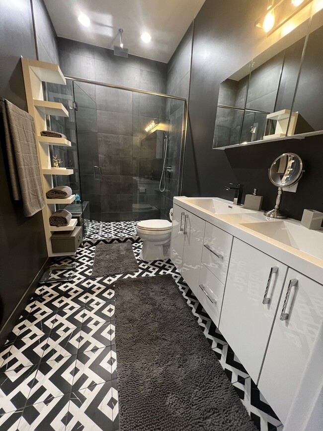 Building Photo - 815 N Richmond St