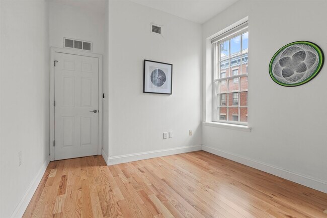 Building Photo - 187 Wayne St