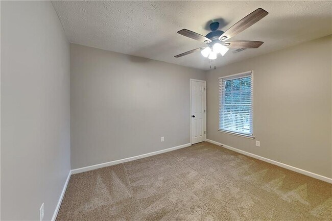 Building Photo - 9880 Lake Forest Way