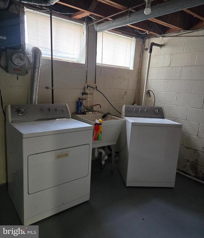 Building Photo - 7801 Hillsway Ave