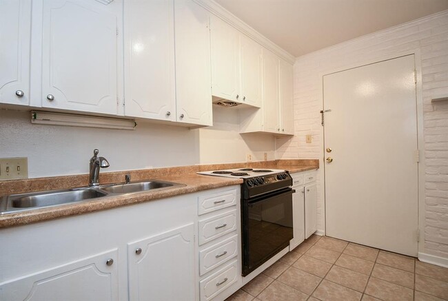 Building Photo - 2824 Briarhurst Dr