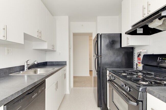 Building Photo - Sunny 1 bedroom condo in SW Waterfront!