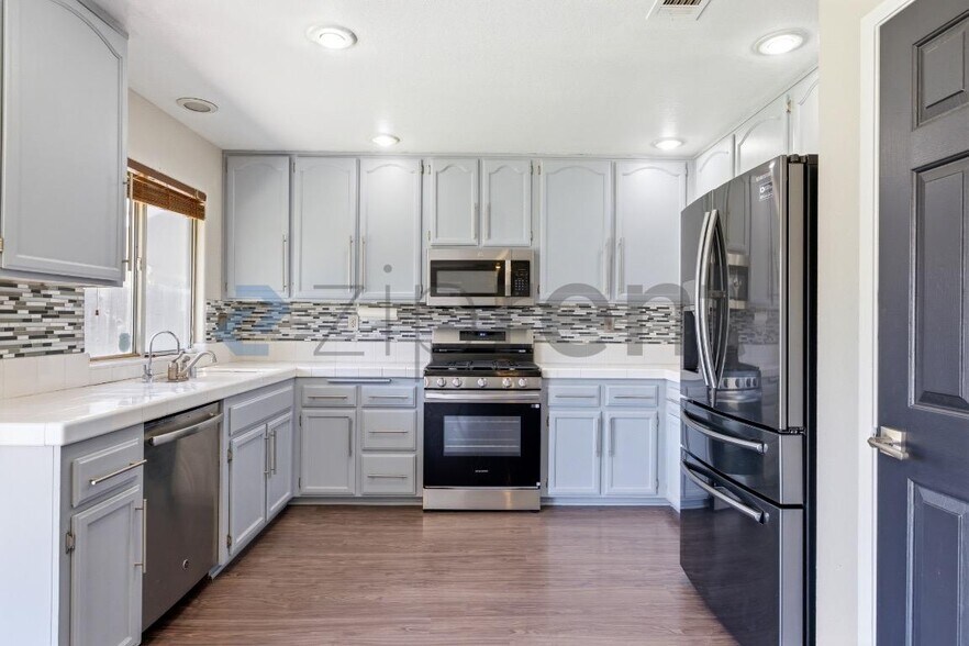 Building Photo - 27165 Hemingway Ct