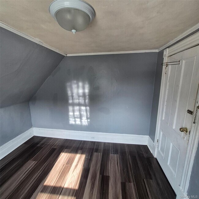 Building Photo - 235 Downs St