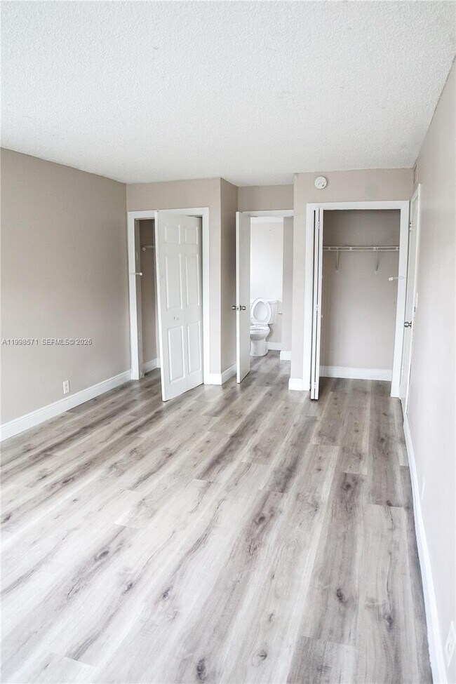 Building Photo - 4280 Woodside Dr