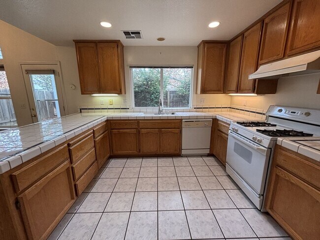 Building Photo - 3 Bed 2.5  Bath House in South Davis