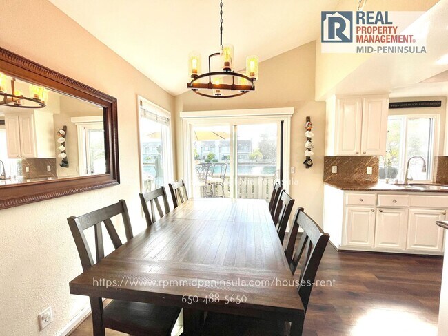 Building Photo - Stunning 2 Bedroom 1.5 Bathroom Waterfront Townhome in Foster City