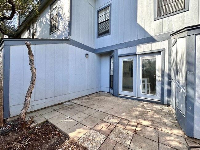 Building Photo - Stylish 2 Bedroom, 1.5 Bath Home with High Ceilings