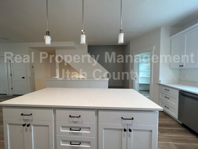Building Photo - Newer American Fork Townhouse