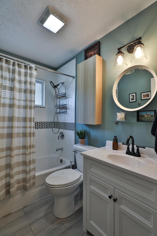 Building Photo - 925 Blenheim Rd