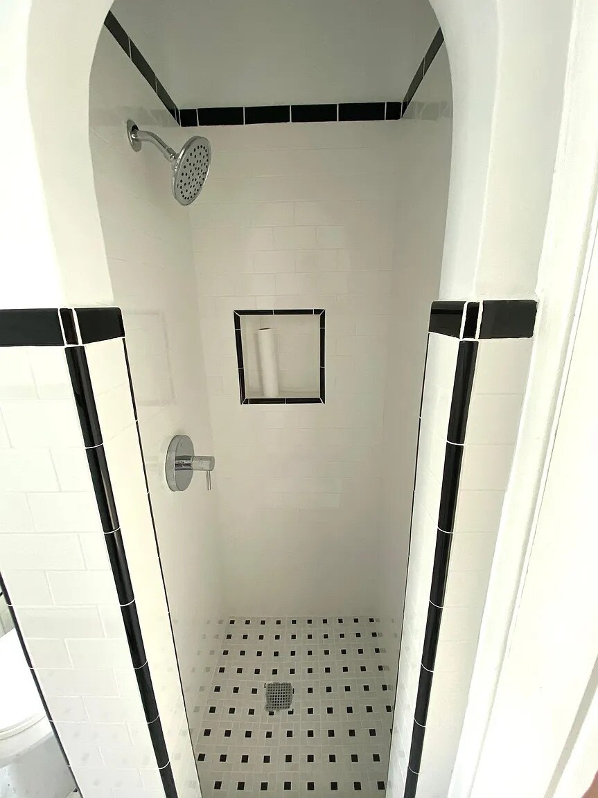 Building Photo - 2807 Hillcrest Dr