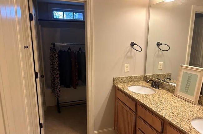 Building Photo - Spacious & Stylish 3 Bedroom, 2 1/2 Bathro...