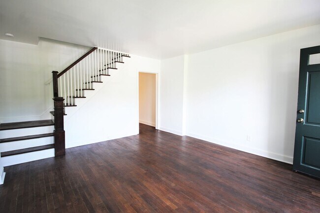 Building Photo - Townhouse Two Blocks to Braddock Rd Metro Station