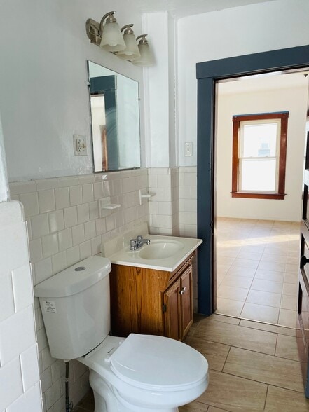 Building Photo - 51 Elm St