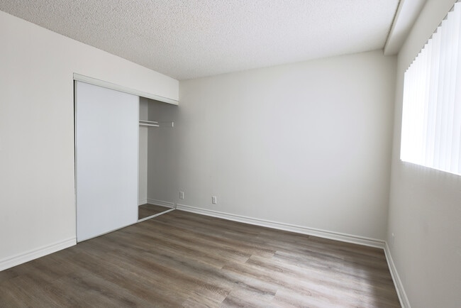 Building Photo - 2928 Leeward Ave