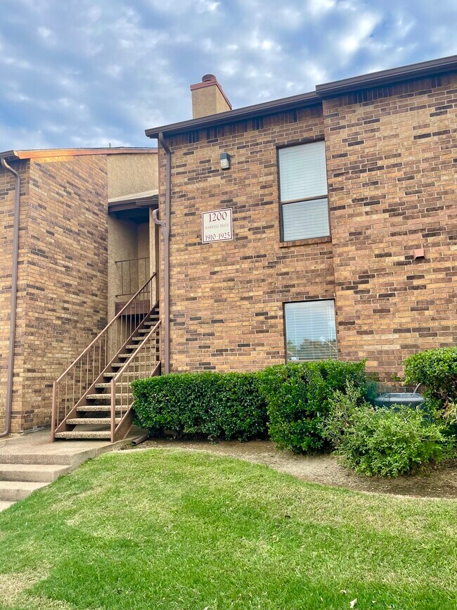Building Photo - 1200 Harwell Dr