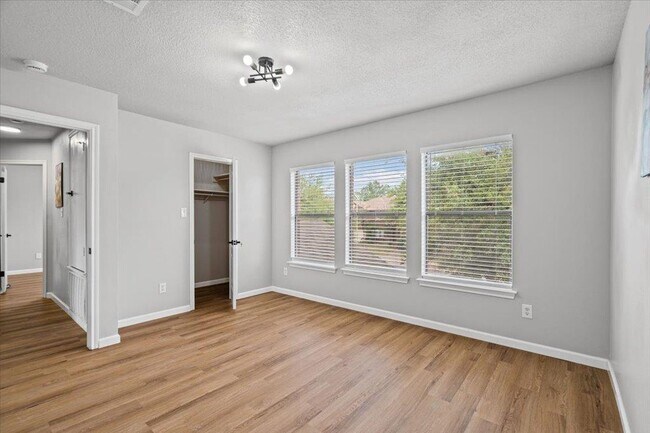 Building Photo - 2411 Glen Field Dr