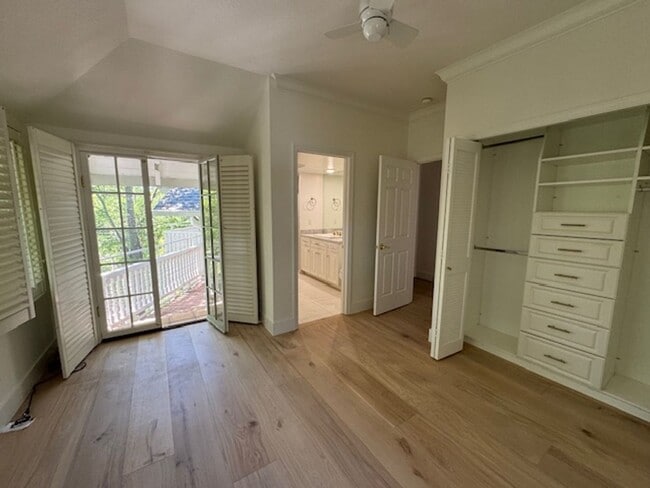 Building Photo - Tri-level townhome in highly desirable Dia...