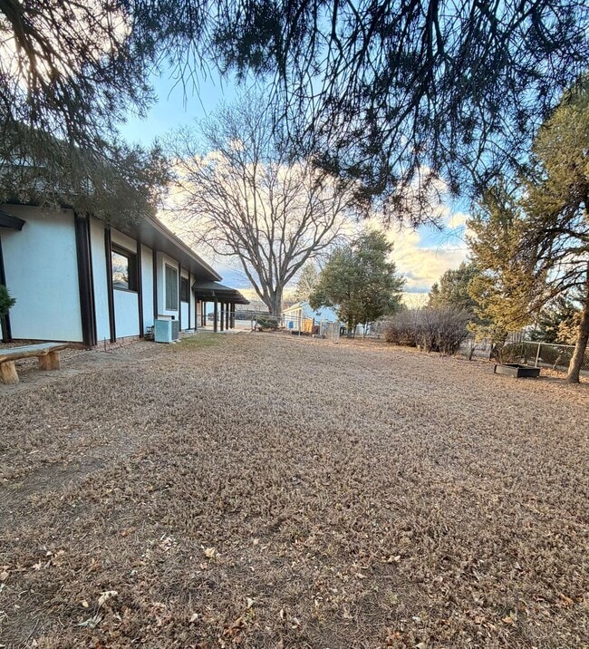 Building Photo - Vintage Home in an unbelievable location