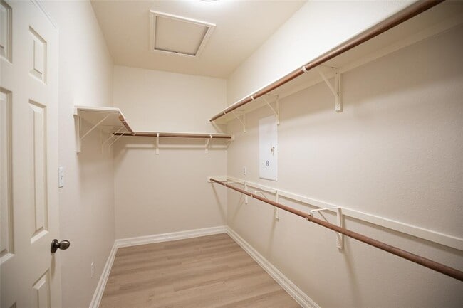 Building Photo - 9512 Bromsgrove Dr