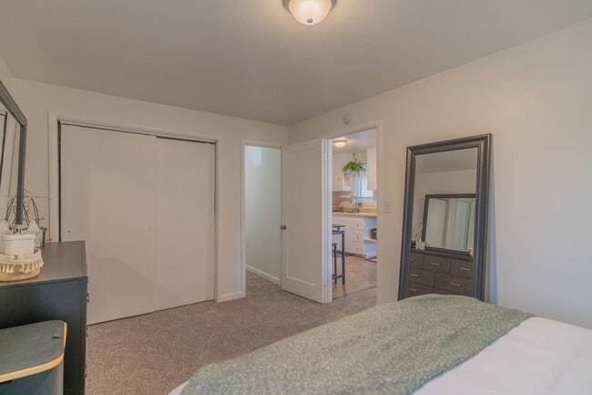 Building Photo - Fully Furnished and comfortable! Short Ter...