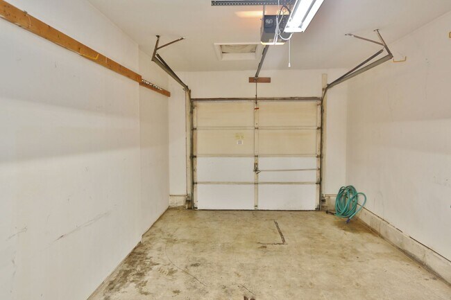 Building Photo - Beautifully Updated Townhome In Ocean Lake...