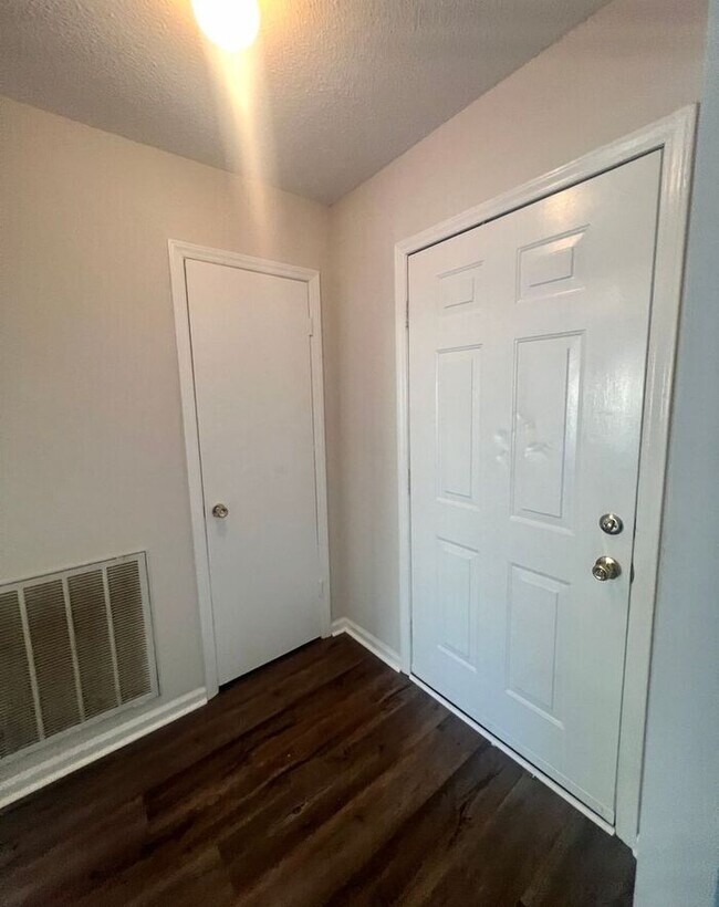 Building Photo - Brick one level home, Live Oak Tree, 3-4 bedrooms, fenced yard, deck.