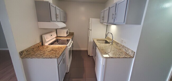Building Photo - Cherry Creek Schools, 2 bed, 1 bath, 900 s...