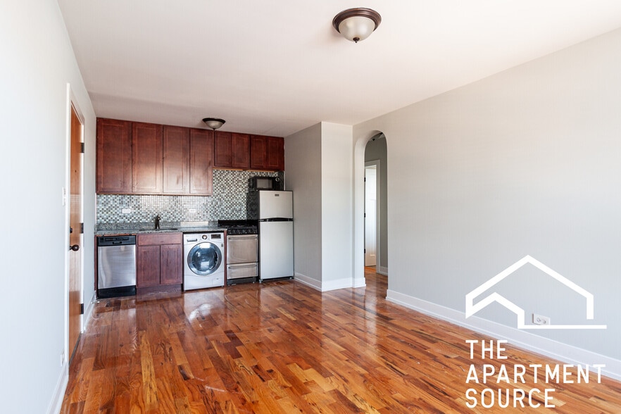 Building Photo - 560 W Arlington