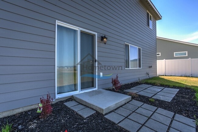 Building Photo - Beautiful 3 bed 2.5 bath Home in Post Falls