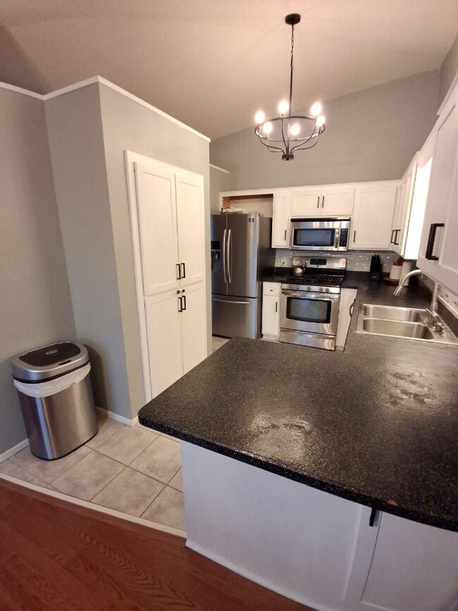 Building Photo - Open House 11/14/25 6-7pm! 3 Bedroom / 1.5...