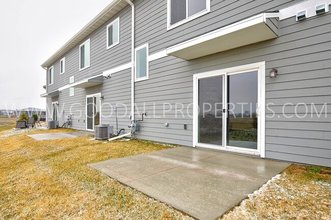 Building Photo - Beautiful 3 bedroom 2.5 bath townhome in W...