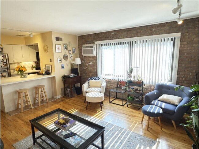 Building Photo - 715 W Diversey Pkwy