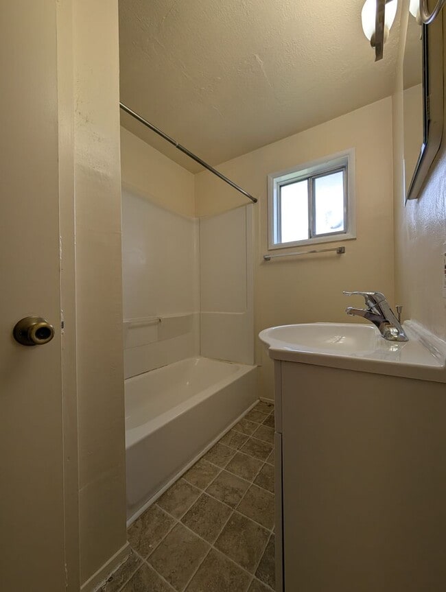 Building Photo - Ranch Style 3-Bedroom, 1-Bath Home In East Eugene!
