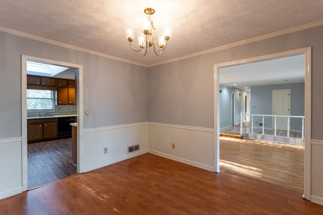 Building Photo - 3301 Sams Way SE