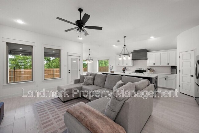 Building Photo - 816 Tesslynn Ave