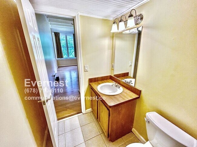 Building Photo - Cozy 1-Bedroom Condo with Convenient Acces...