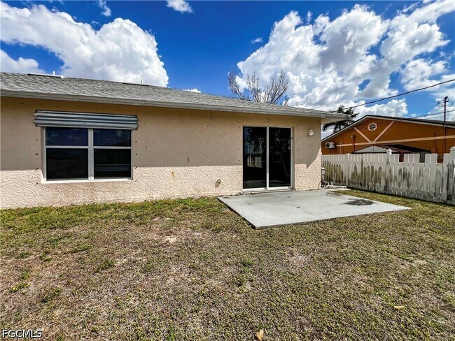 Building Photo - 2130 NE 8th Pl