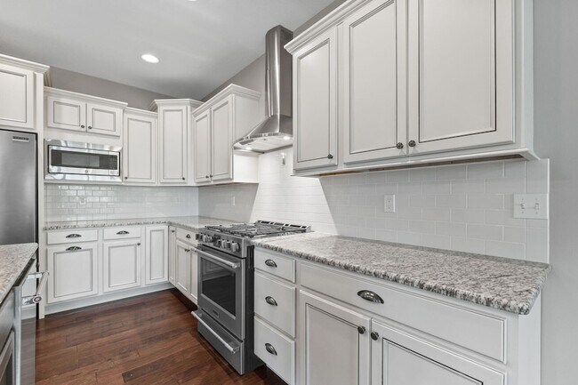 Building Photo - 1605 Labrador Dr