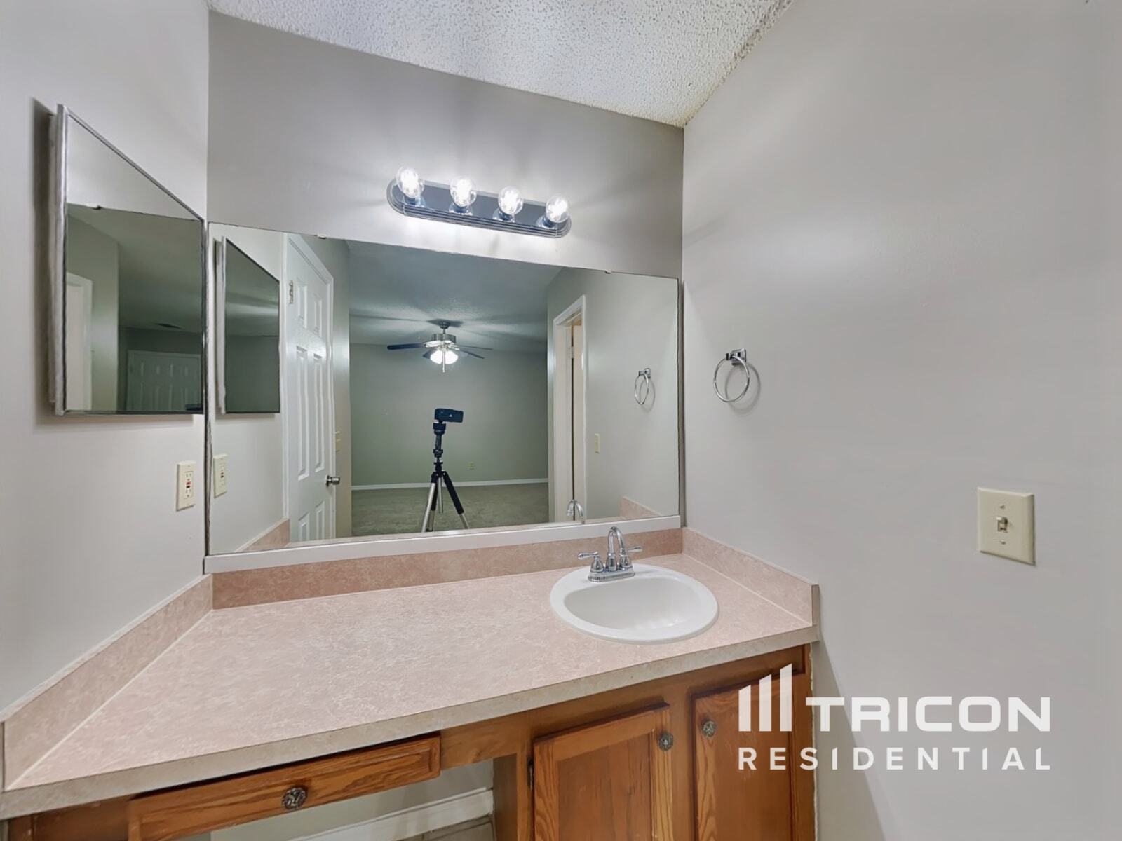 Building Photo - 3251 Deerfield Pointe Dr