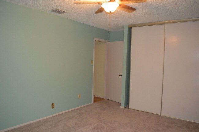 Building Photo - Beautiful and spacious 3 bed 2 bath.
