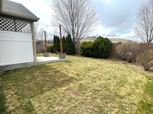 Building Photo - Beautiful Creekstone Home in Kennewick!