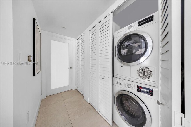 Building Photo - 1155 Brickell Bay Dr