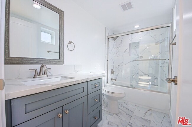 Building Photo - 10801 Kling St