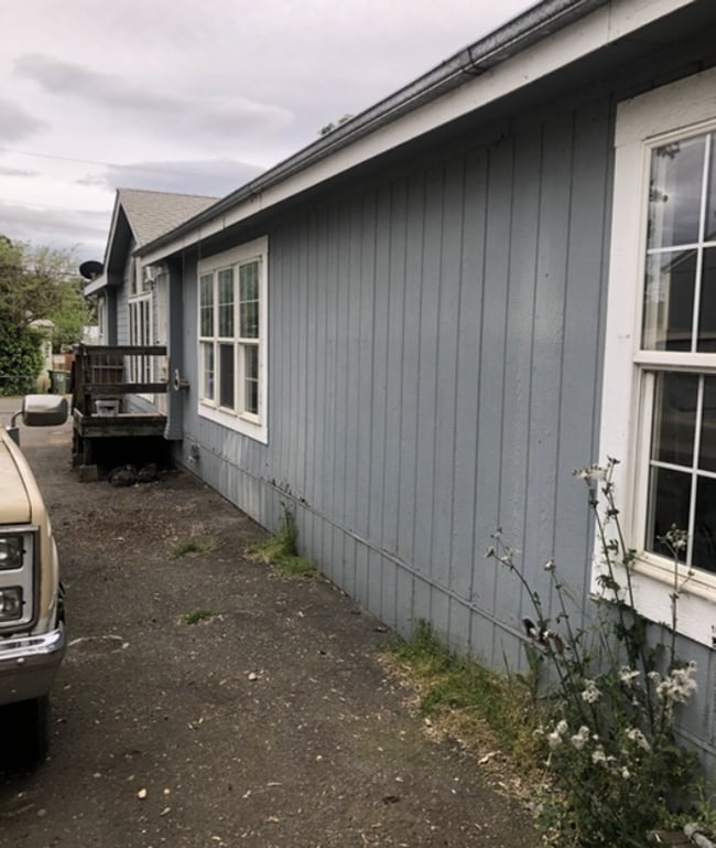 Building Photo - 3/2 Home- 1,700 sq.' w/ Expansive Open Floor Concept