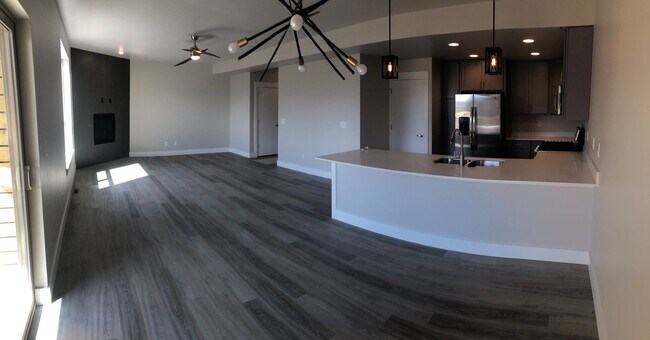 Building Photo - Modern Townhome, Centrally located.